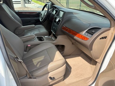 Used 2015 Chrysler Town & Country Touring-L w/ Driver Convenience Group image 16