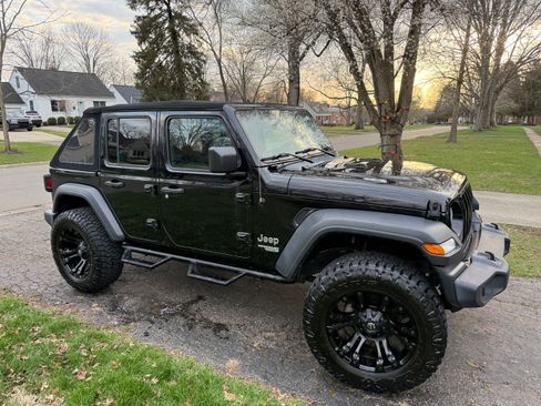 Used 2018 Jeep Wrangler Unlimited Sport S AWD/4WD image 9