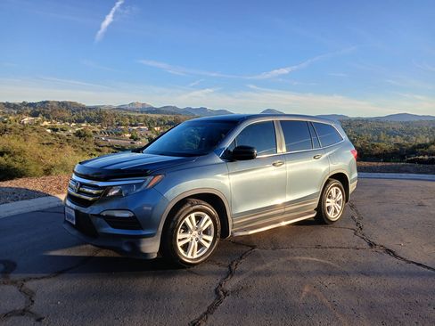 Used 2018 Honda Pilot LX image 2