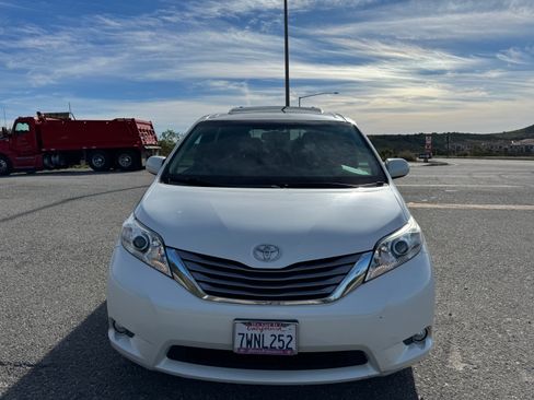 Used 2017 Toyota Sienna XLE image 5