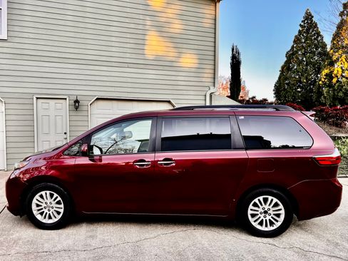 Used 2016 Toyota Sienna XLE Premium image 8