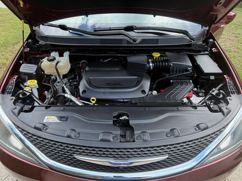Used 2019 Chrysler Pacifica Touring Plus w/ Advanced Safetytec Group FWD image 4