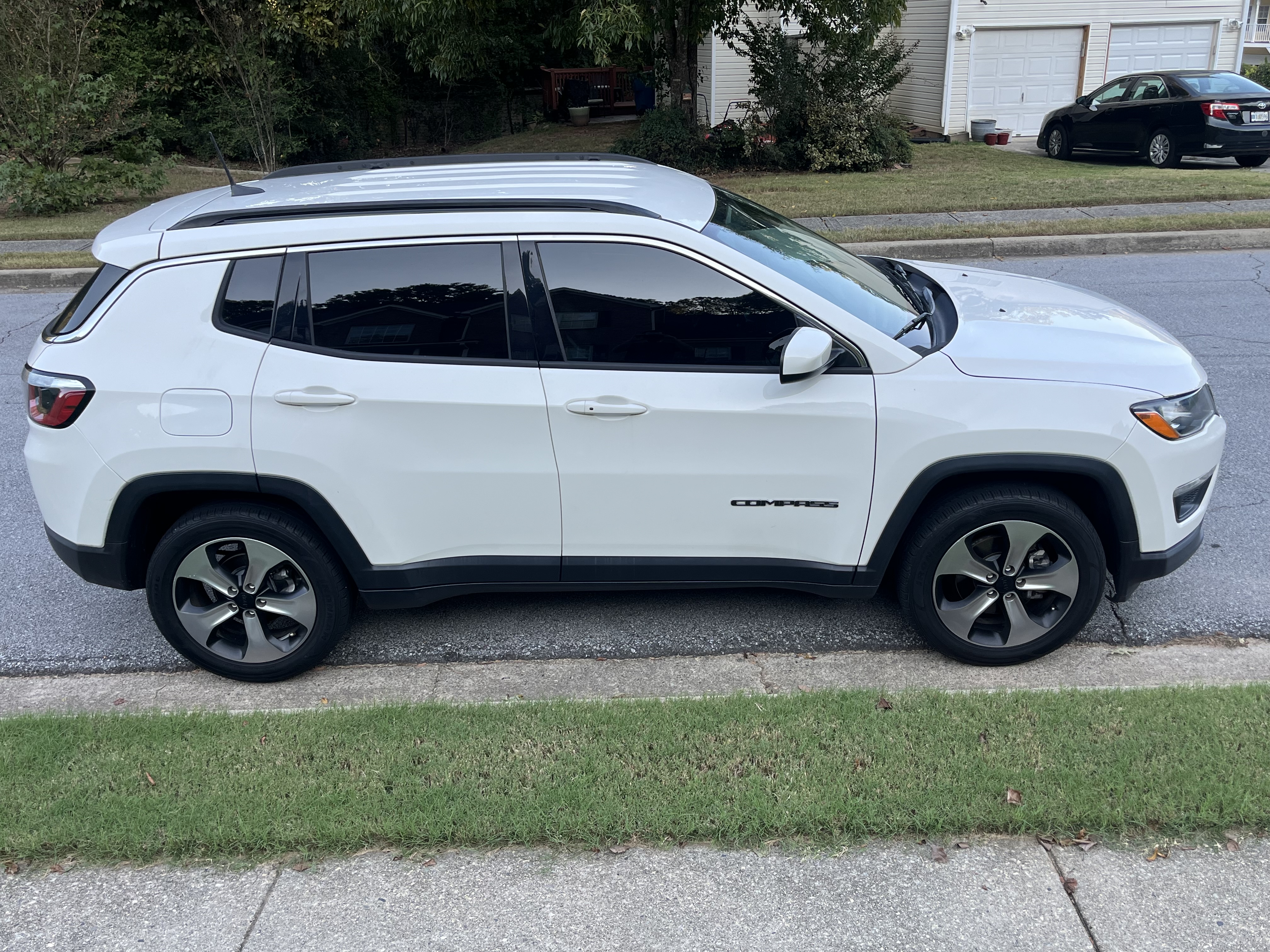 Used 2019 Jeep Compass Latitude w/ Cold Weather Group AWD/4WD image 9