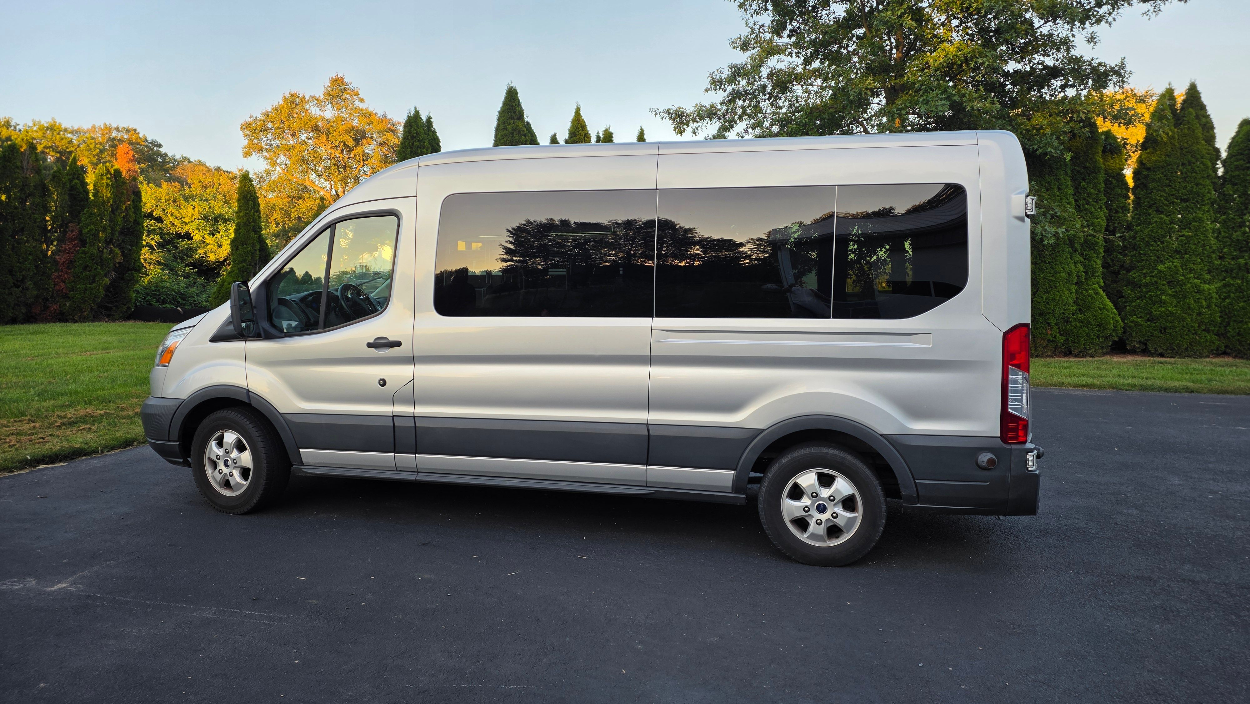 Used 2017 Ford Transit 350 XLT RWD image 4
