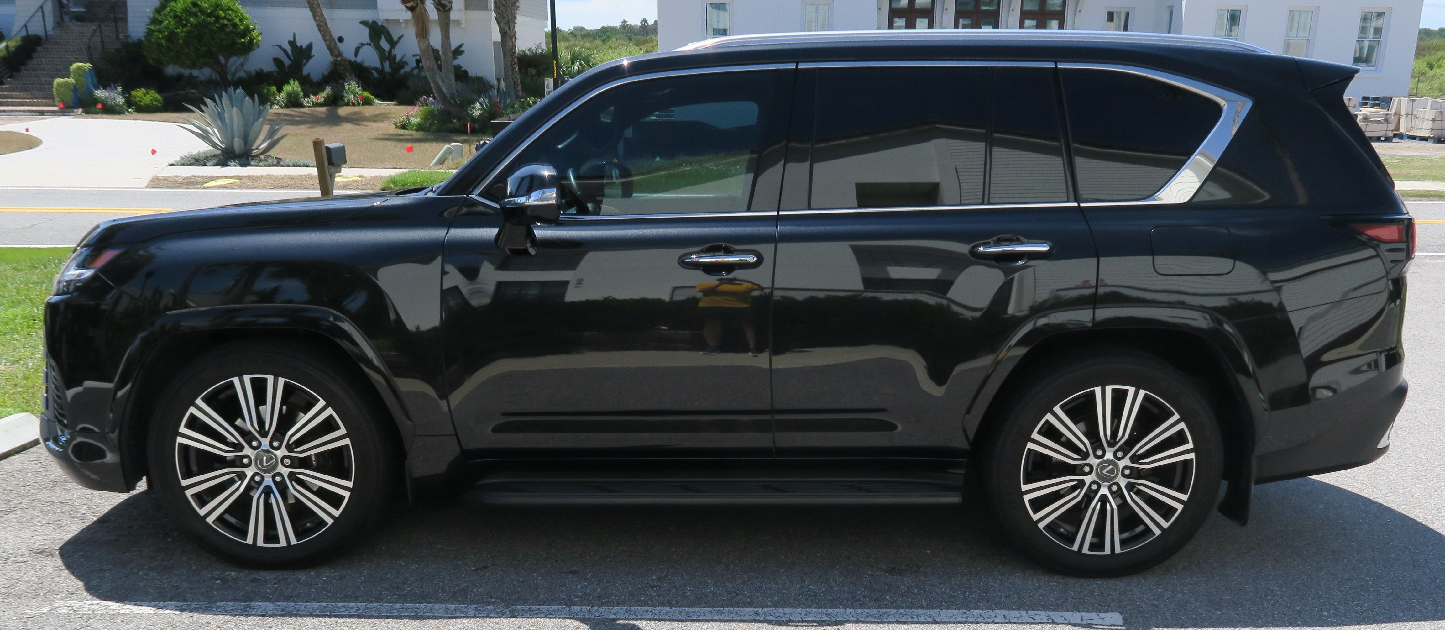 Used 2023 Lexus LX 600 4WD w/ Accessory Package (Z1) image 1