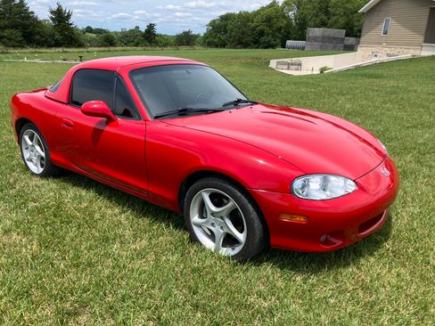 Used 2001 MAZDA MX-5 Miata RWD image 2