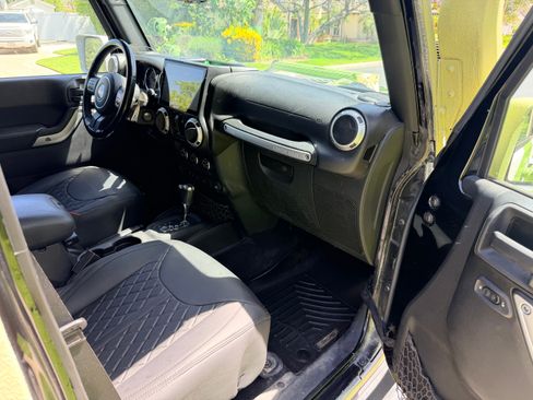 Used 2015 Jeep Wrangler Unlimited Sahara w/ Connectivity Group AWD/4WD image 16