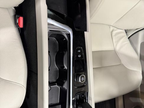 Used 2025 Volvo XC60 B5 Plus w/ Protection Package Premier image 16