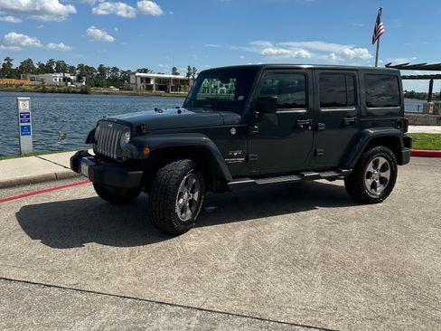 Used 2018 Jeep Wrangler Unlimited Sahara AWD/4WD image 14
