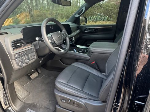 Used 2025 Chevrolet Suburban Z71 w/ Comfort Package image 6