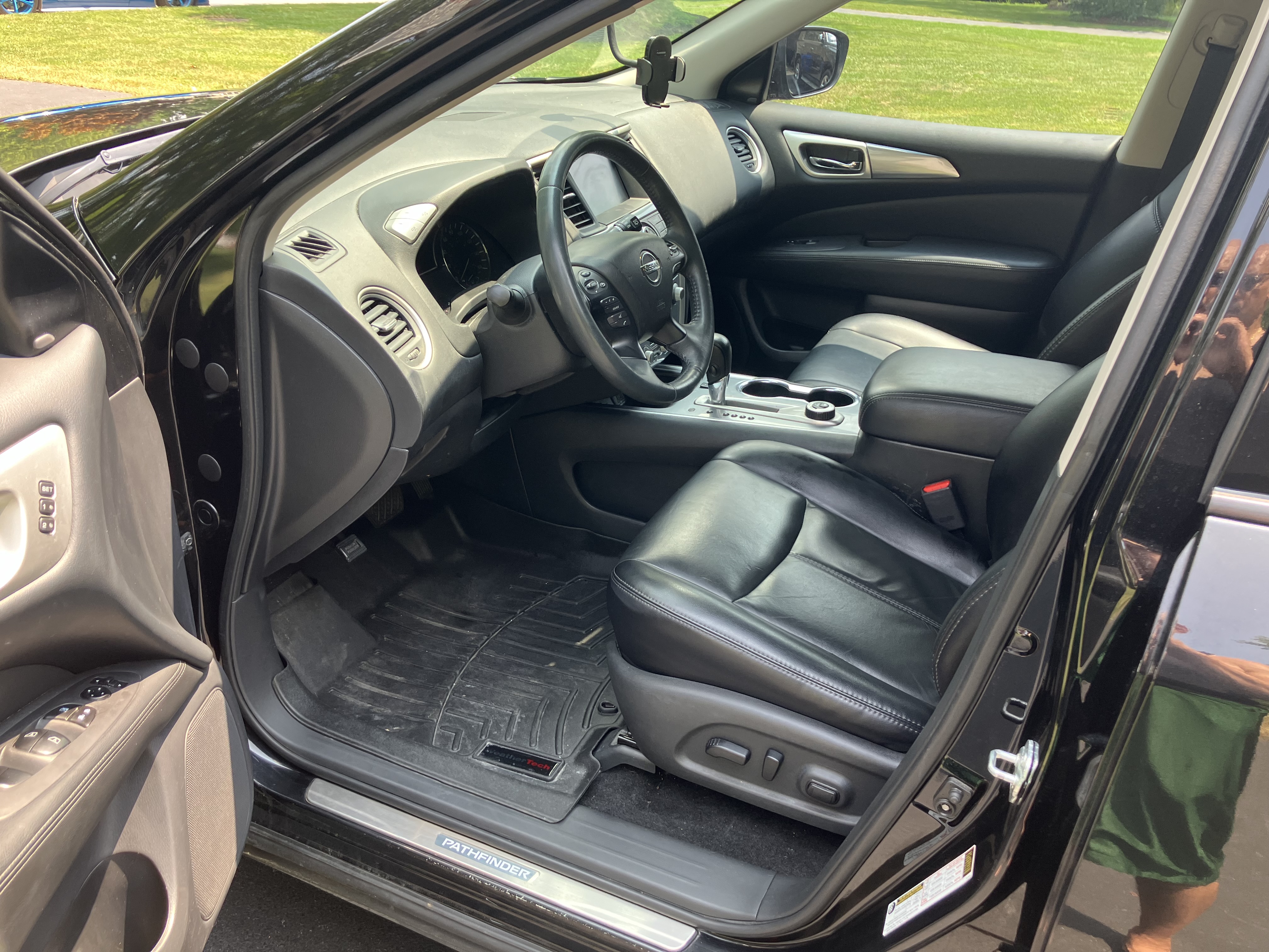 Used 2018 Nissan Pathfinder SL w/ Midnight Edition Package AWD/4WD image 6