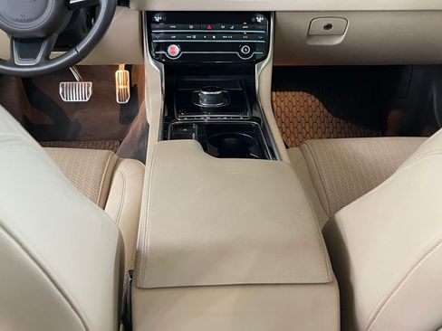 Used 2020 Jaguar XF Prestige image 27