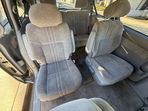 Used 2000 Toyota Sienna LE image 11