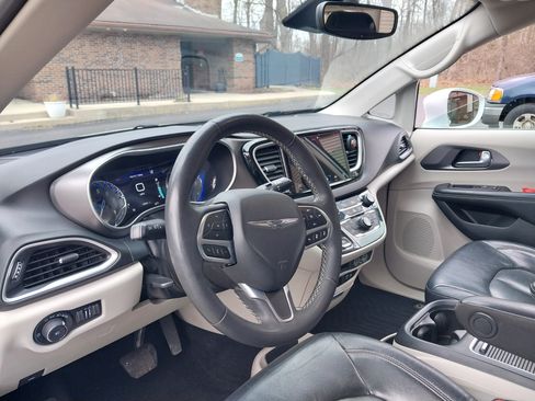 Used 2022 Chrysler Pacifica Touring-L image 1