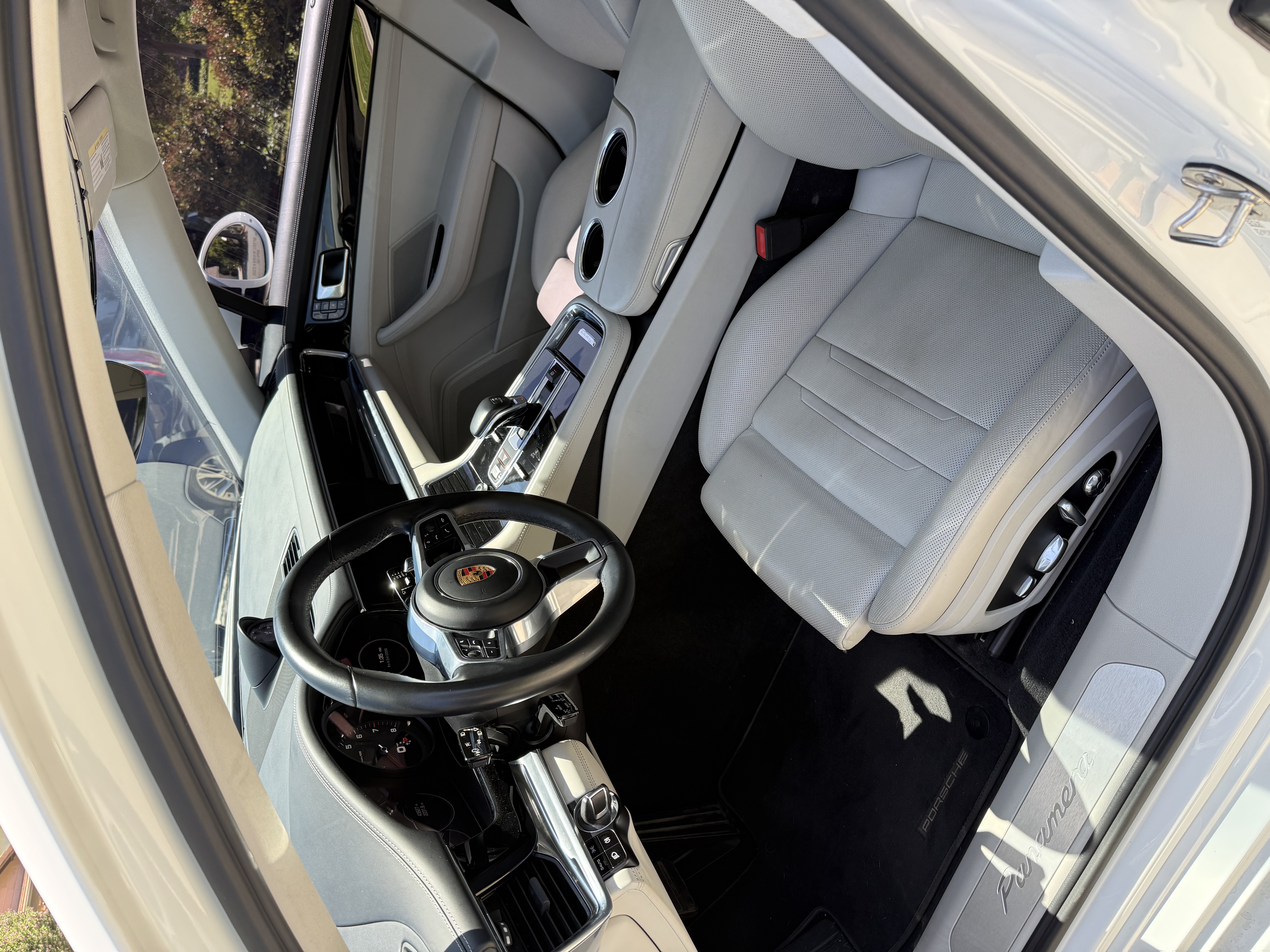 Used 2020 Porsche Panamera RWD image 6