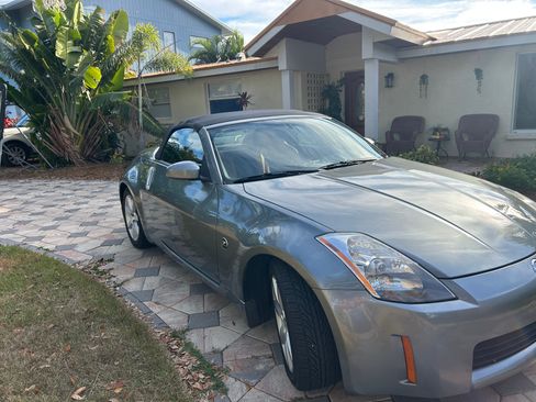 Used 2004 Nissan 350Z Touring image 2