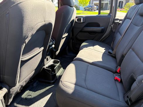 Used 2018 Jeep Wrangler Unlimited Sahara AWD/4WD image 9