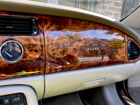 Used 2002 Jaguar XK8 Convertible image 11