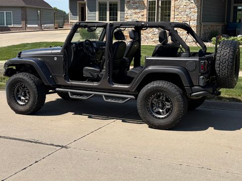 Used 2016 Jeep Wrangler Unlimited Sahara AWD/4WD image 8