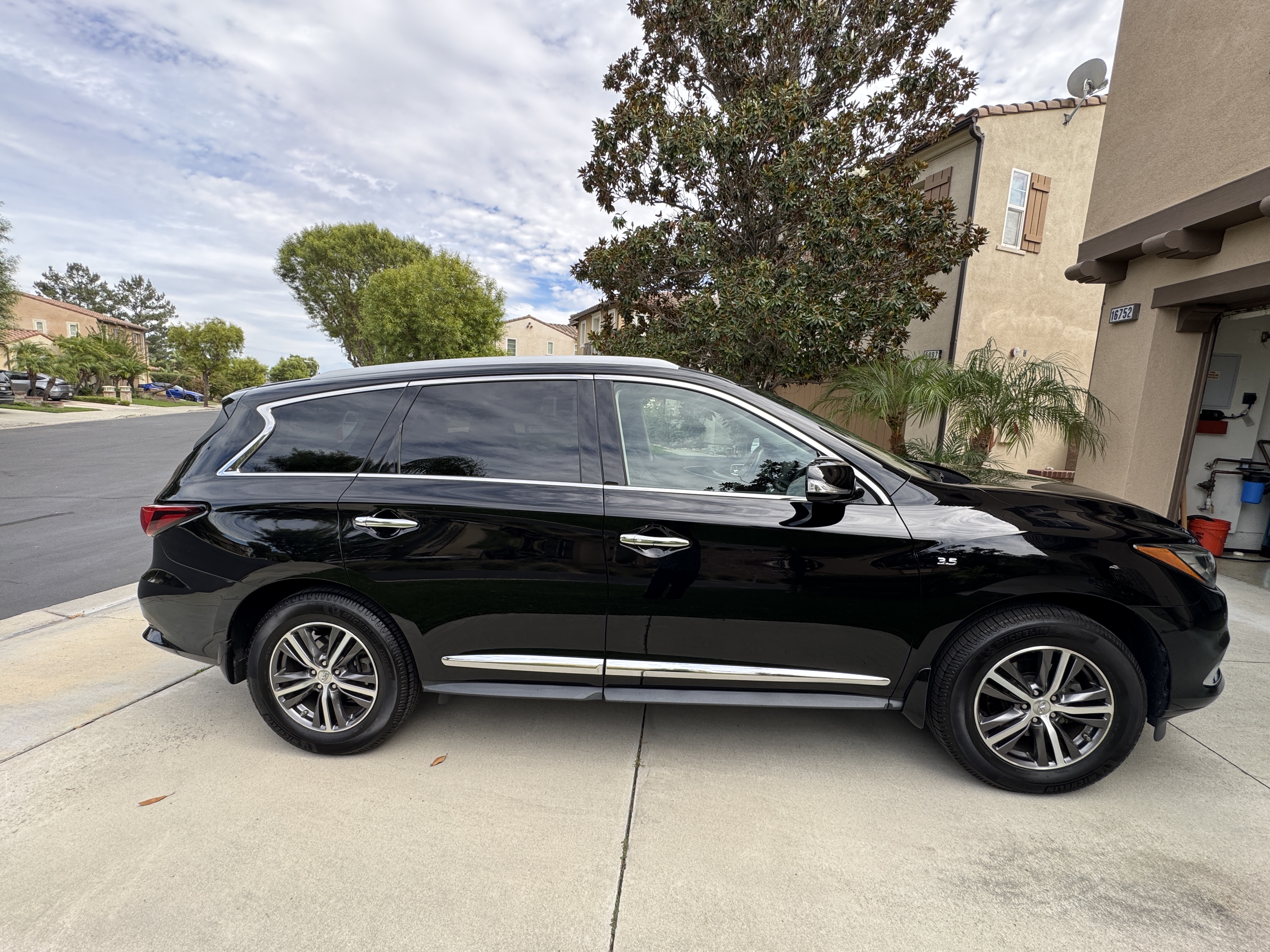 Used 2017 INFINITI QX60 Luxe w/ Premium Plus Package AWD/4WD image 16