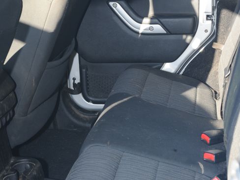 Used 2011 Jeep Wrangler Unlimited Rubicon w/ Connectivity Group AWD/4WD image 16