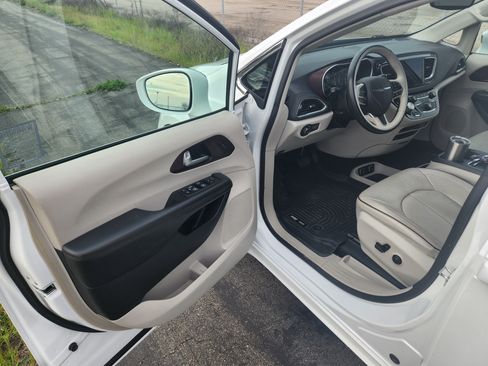 Used 2018 Chrysler Pacifica Limited w/ Tire & Wheel Group image 18