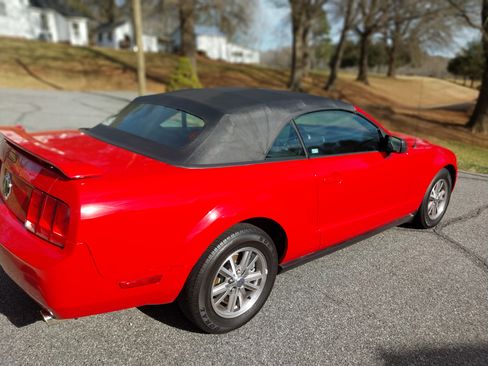 Used 2005 Ford Mustang Deluxe Convertible image 2