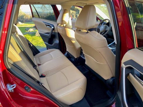 Used 2025 Toyota RAV4 XLE Premium image 10