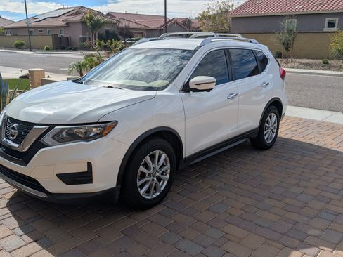 Used 2017 Nissan Rogue SV w/ SV Premium Package image 4