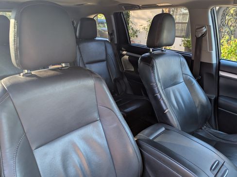 Used 2014 Toyota Highlander XLE image 10