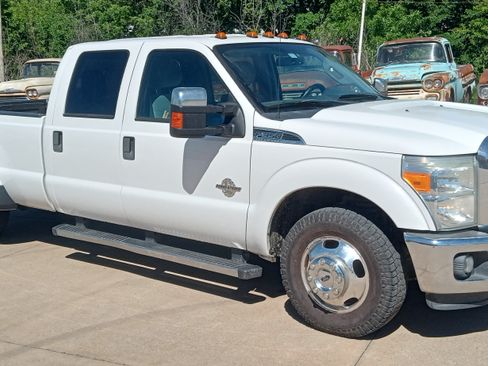 Used 2016 Ford F350 XLT w/ XLT Premium Package image 2