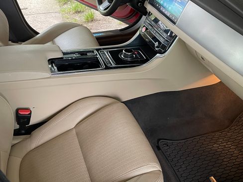 Used 2020 Jaguar XF Prestige image 29