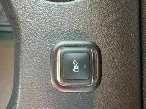 Used 2025 Mercedes-Benz Sprinter 2500 image 16