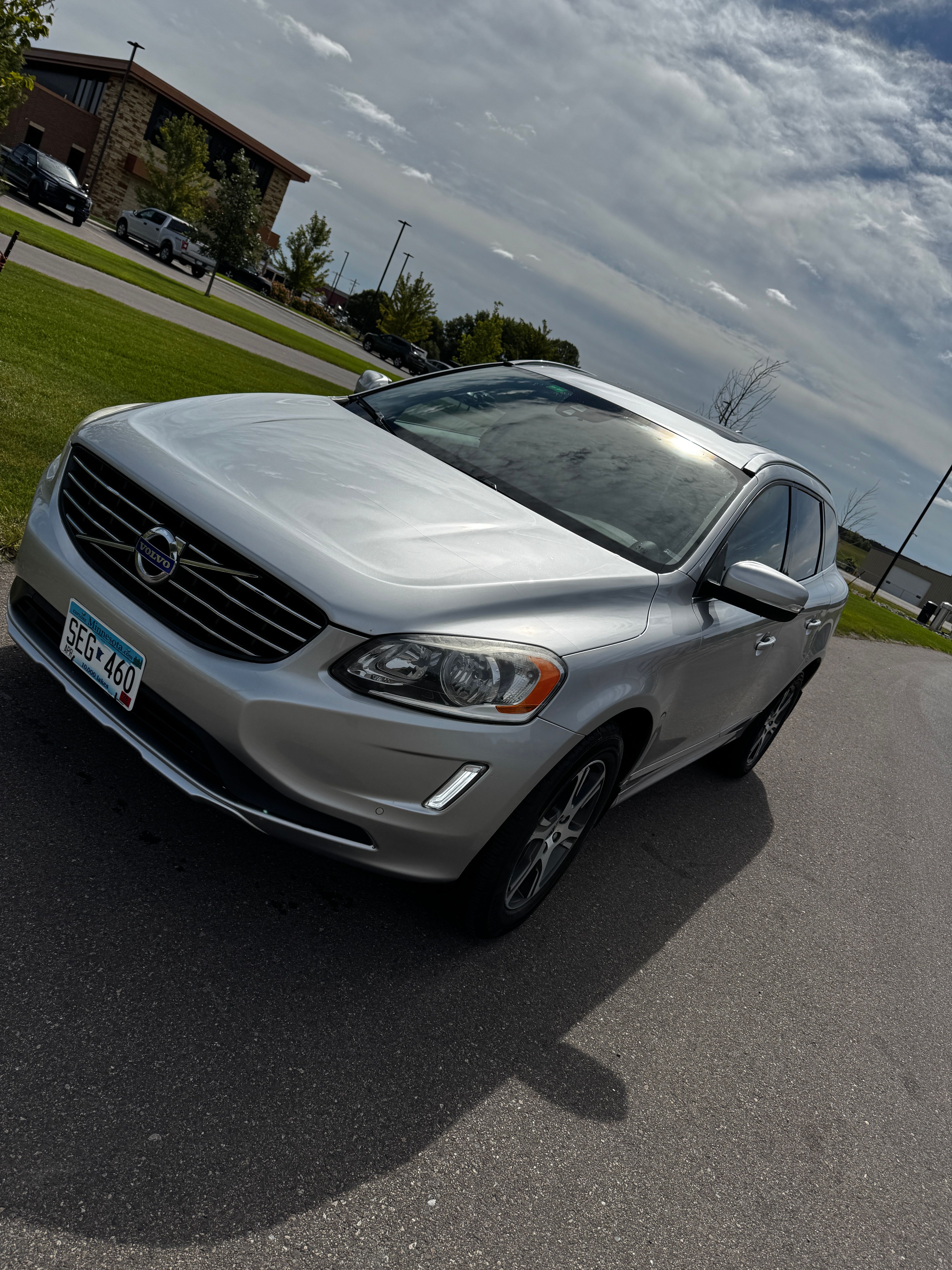 Used 2015 Volvo XC60 T6 w/ Proximity Package AWD/4WD image 1