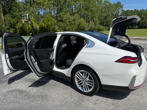 Used 2025 BMW 540i xDrive w/ Executive Package AWD/4WD image 8