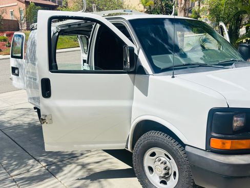 Used 2012 Chevrolet Express 2500 image 9