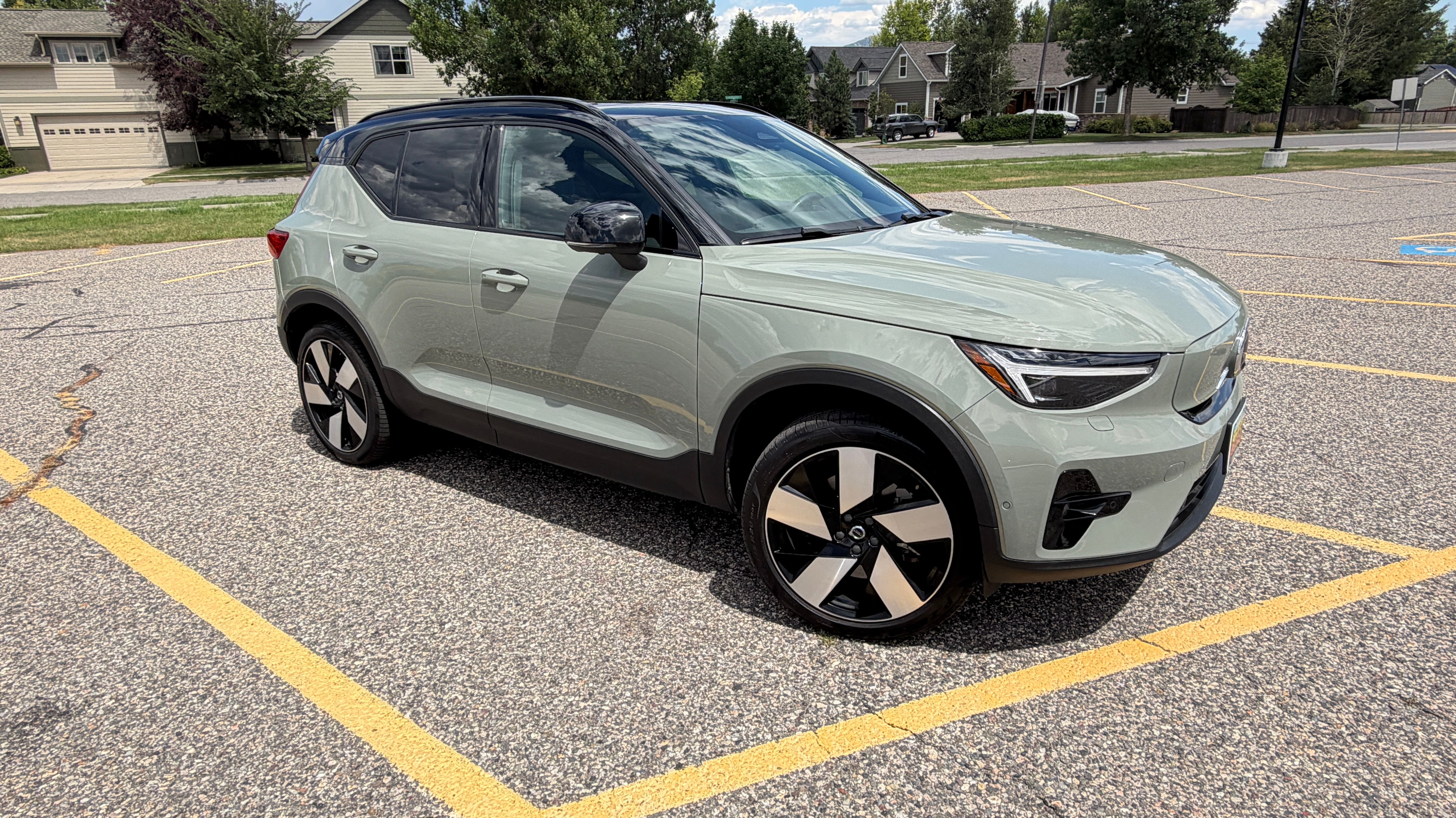Used 2023 Volvo XC40 Recharge Ultimate AWD/4WD image 2