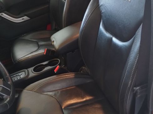 Used 2014 Jeep Wrangler Unlimited Rubicon w/ Connectivity Group image 17