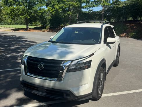 Used 2022 Nissan Pathfinder SV FWD image 2