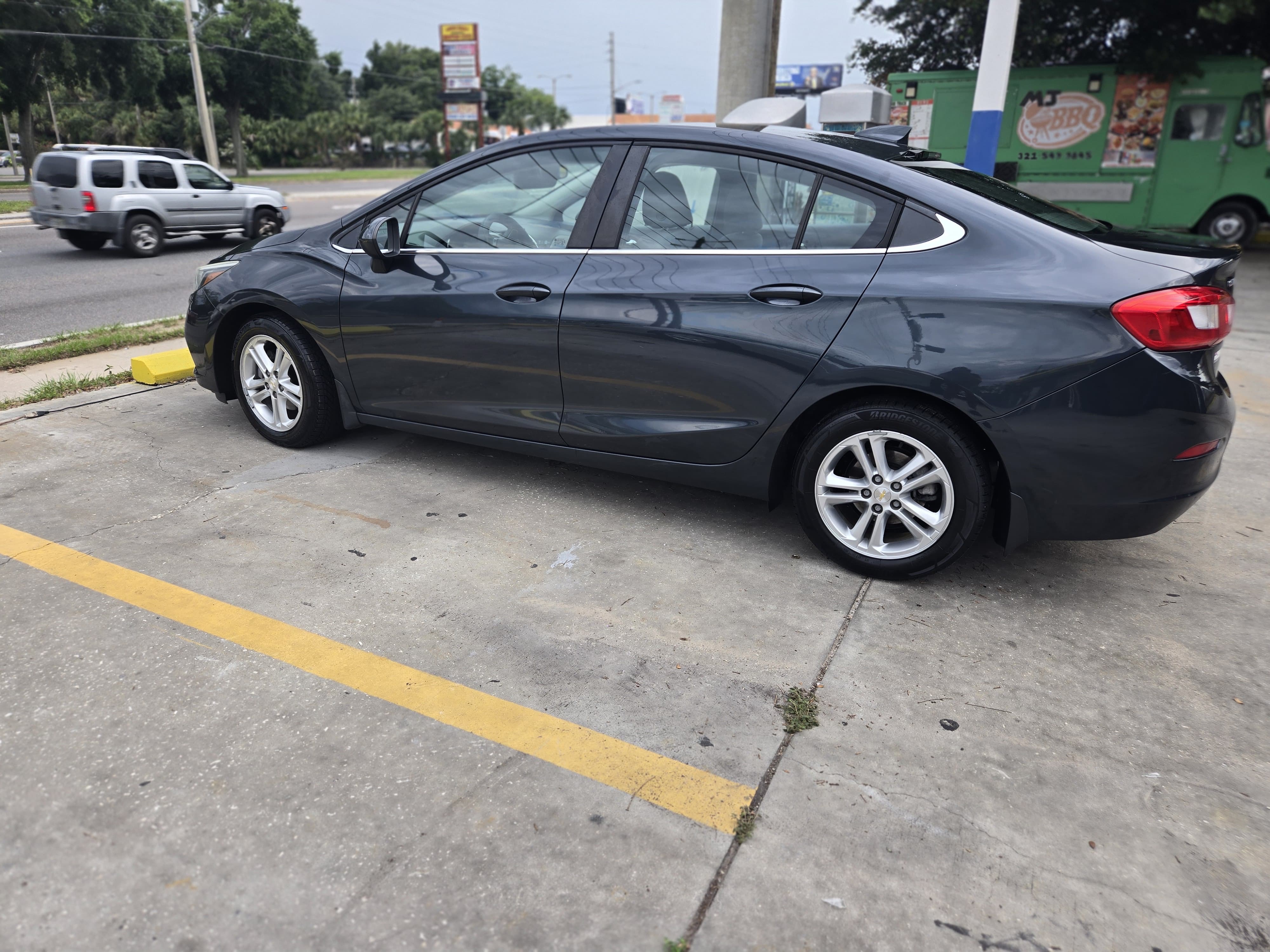 Used 2017 Chevrolet Cruze LT FWD image 1
