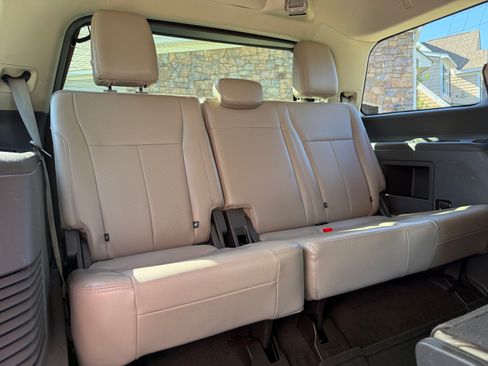 Used 2018 Ford Expedition XLT w/ Equipment Group 202A RWD image 6