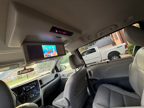 Used 2017 Toyota Sienna XLE Premium FWD image 15