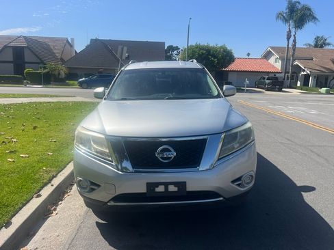 Used 2014 Nissan Pathfinder SV FWD image 4