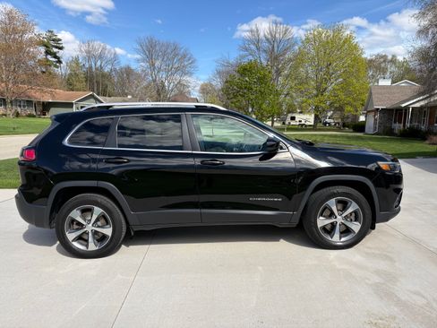 Used 2019 Jeep Cherokee Limited w/ Trailer Tow Group AWD/4WD image 2