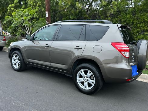 Used 2012 Toyota RAV4 FWD w/ Upgrade Value Pkg image 4