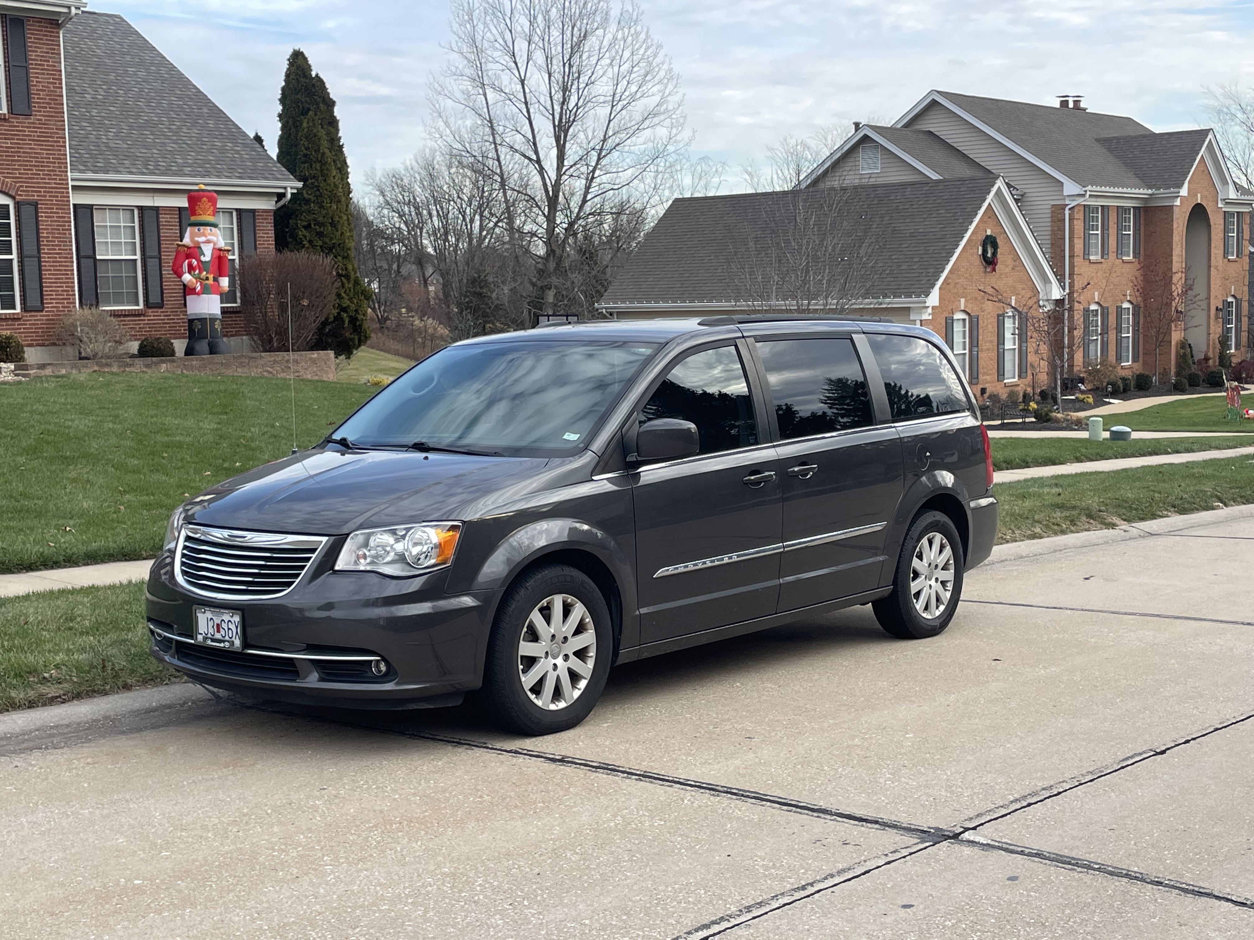 Used 2016 Chrysler Town & Country Touring FWD image 1