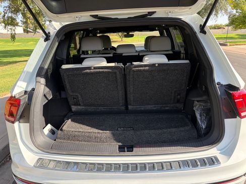 Used 2021 Volkswagen Tiguan SEL AWD/4WD image 16