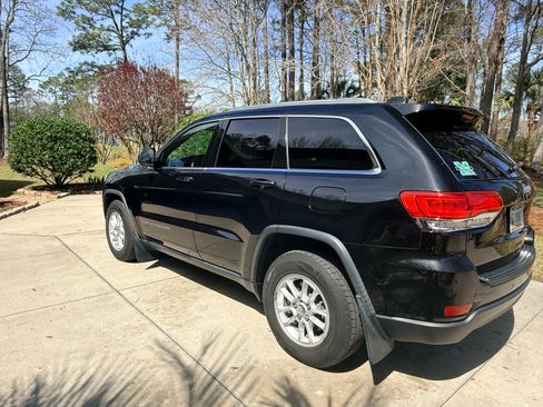 Used 2018 Jeep Grand Cherokee Laredo image 2