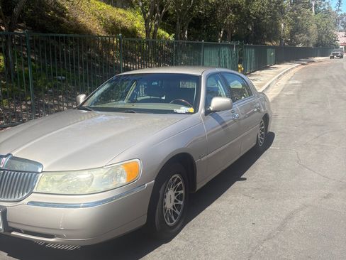 Used 2002 Lincoln Town Car Signature RWD image 5