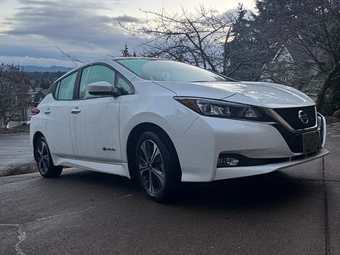 Used 2019 Nissan Leaf SV w/ SV Technology Package image 4